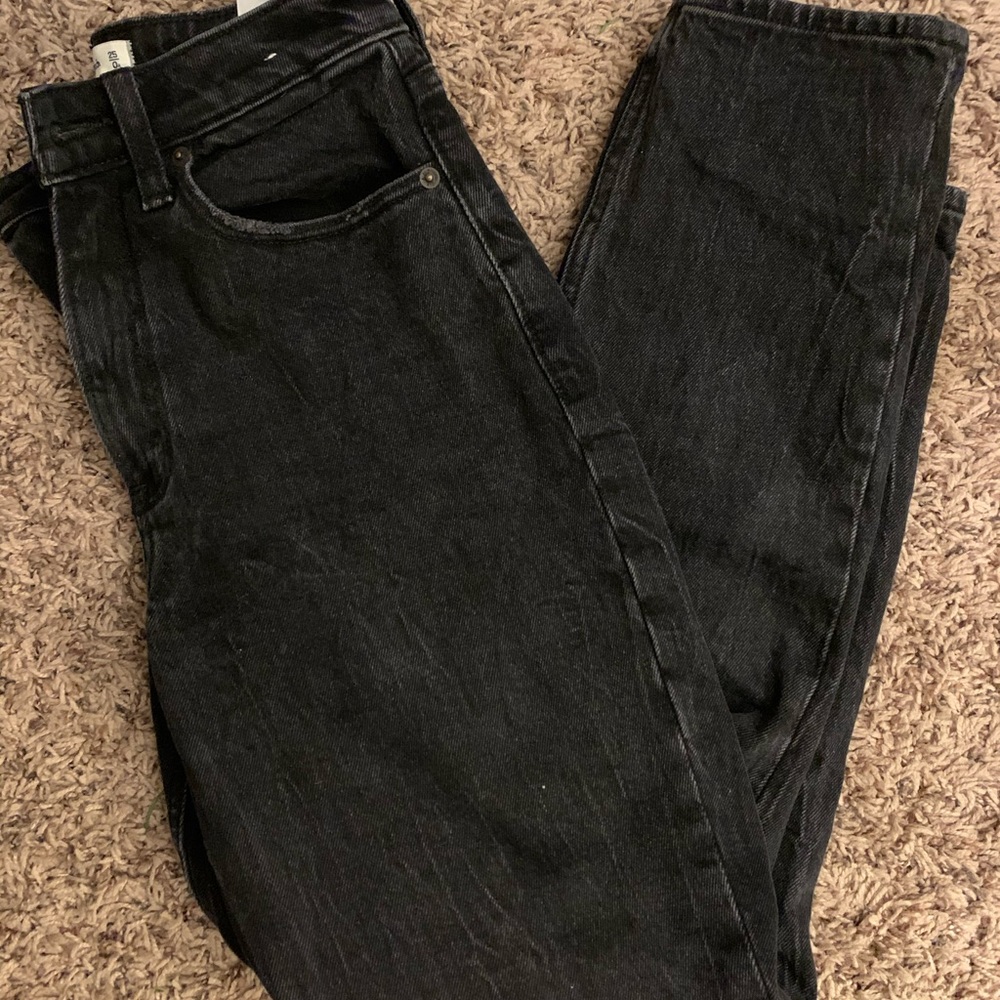 Abercrombie and Fitch - The mom jean high rise